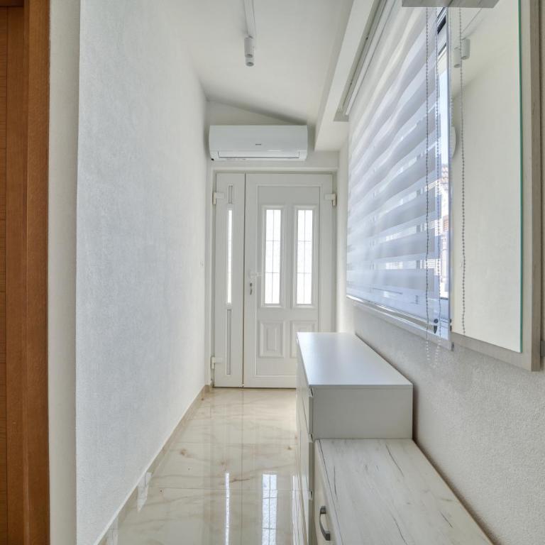 Apartments Ljubica - Three-Bedroom Apartment with Sea View - 14