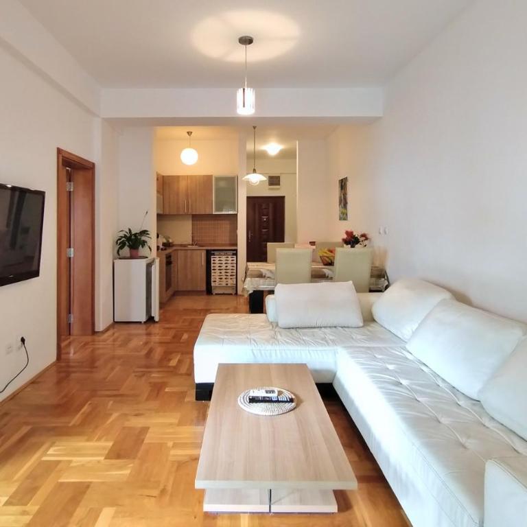 Club House Apartment with Garden and Pool - One-Bedroom Apartment - 2