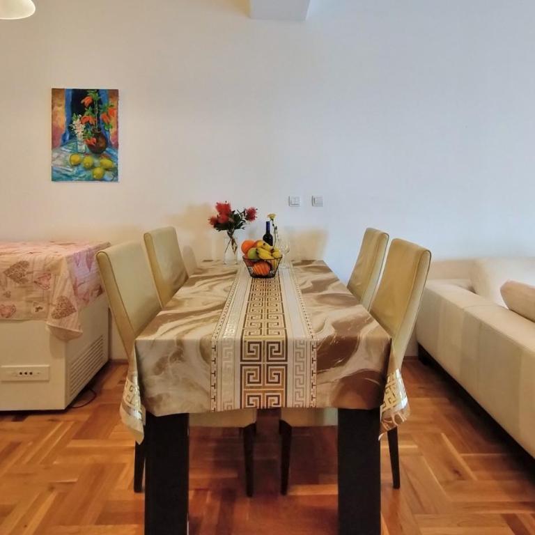 Club House Apartment with Garden and Pool - One-Bedroom Apartment - 12