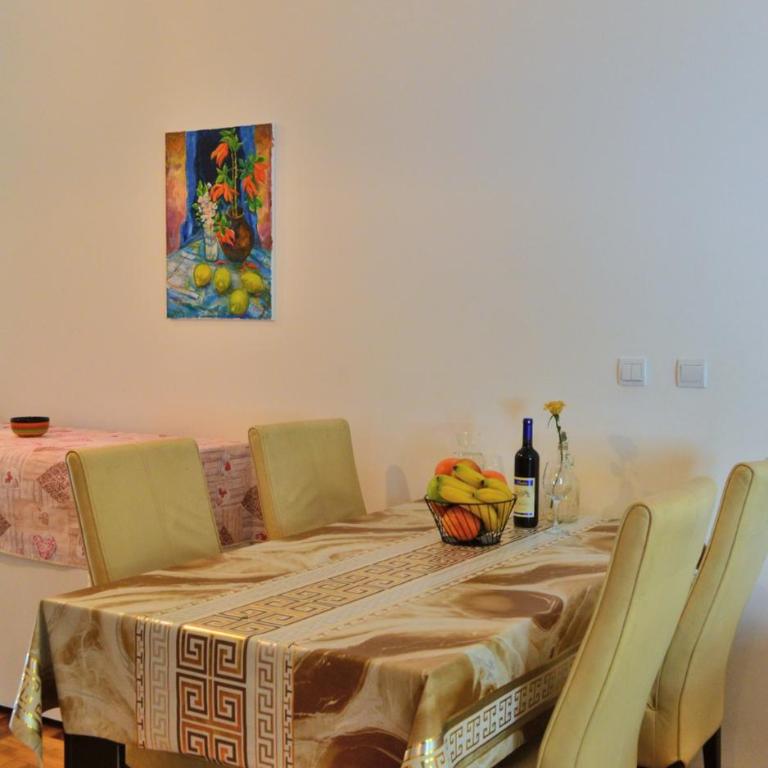 Club House Apartment with Garden and Pool - One-Bedroom Apartment - 13