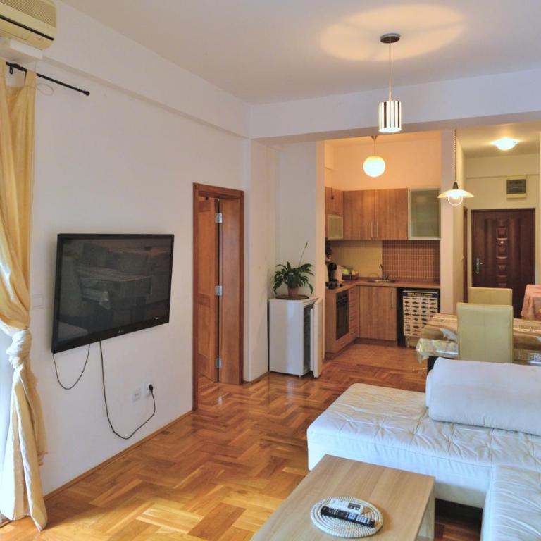 Club House Apartment with Garden and Pool - One-Bedroom Apartment - 14