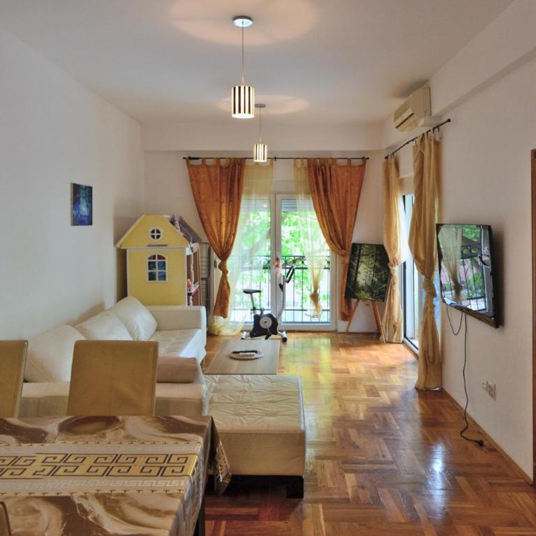 Club House Apartment with Garden and Pool - One-Bedroom Apartment - 21