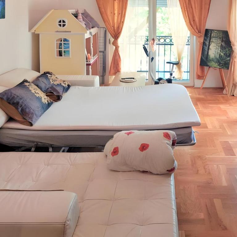 Club House Apartment with Garden and Pool - One-Bedroom Apartment - 10