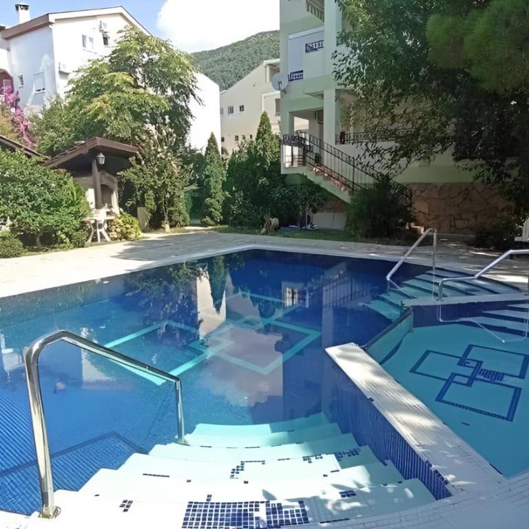 Club House Apartment with Garden and Pool - One-Bedroom Apartment - 7