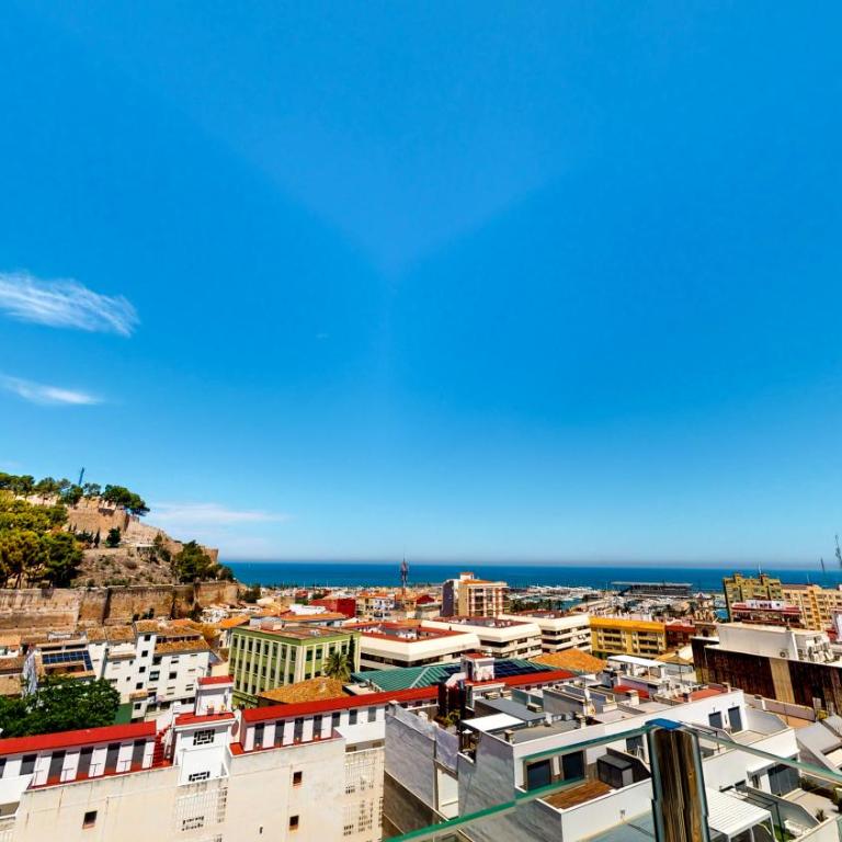 Atico Puesta Sol en Dénia Centro, con Encanto Mediterráneo y Vistas Abiertas by Family Homes Rentals - Three-Bedroom Apartment with View - 15