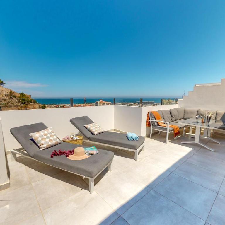 Atico Puesta Sol en Dénia Centro, con Encanto Mediterráneo y Vistas Abiertas by Family Homes Rentals - Three-Bedroom Apartment with View - 1