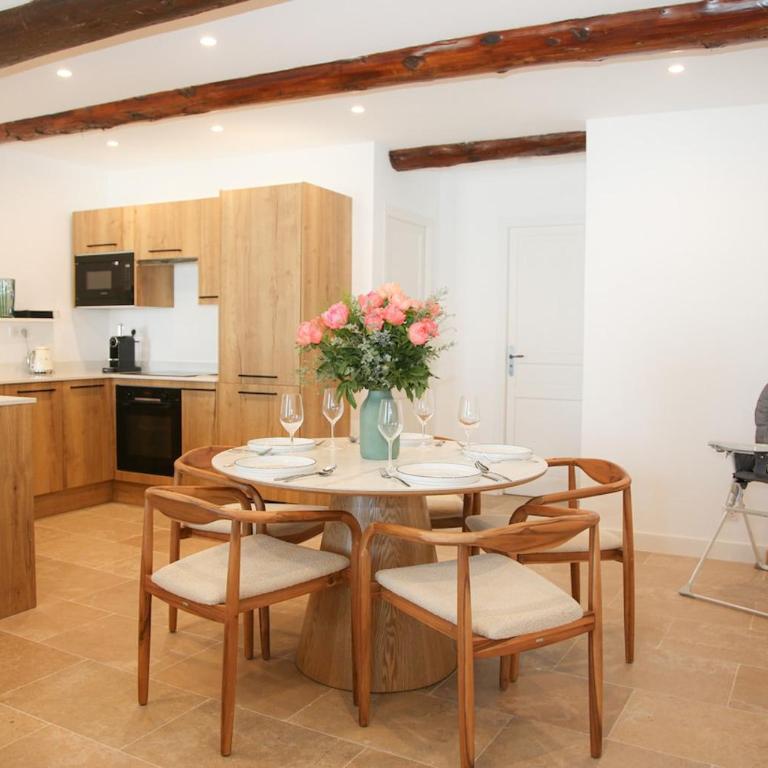 3BR on the Remparts of Antibes - Sea & Mountain View - Three-Bedroom Apartment - 4