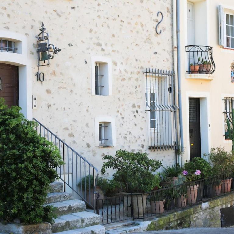3BR on the Remparts of Antibes - Sea & Mountain View - Three-Bedroom Apartment - 6