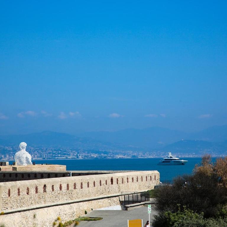 3BR on the Remparts of Antibes - Sea & Mountain View - Three-Bedroom Apartment - 10