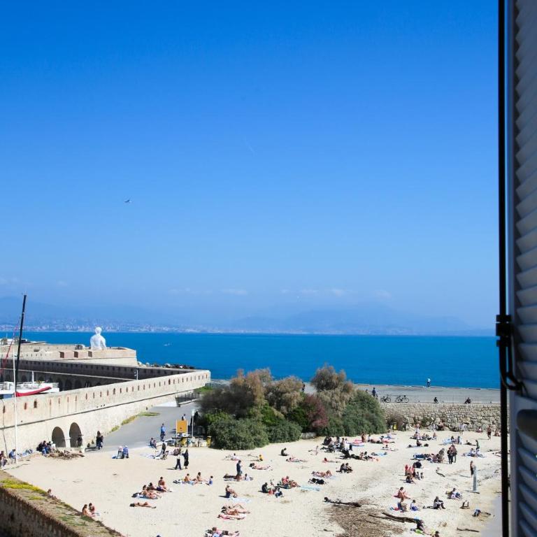 3BR on the Remparts of Antibes - Sea & Mountain View - Three-Bedroom Apartment - 12