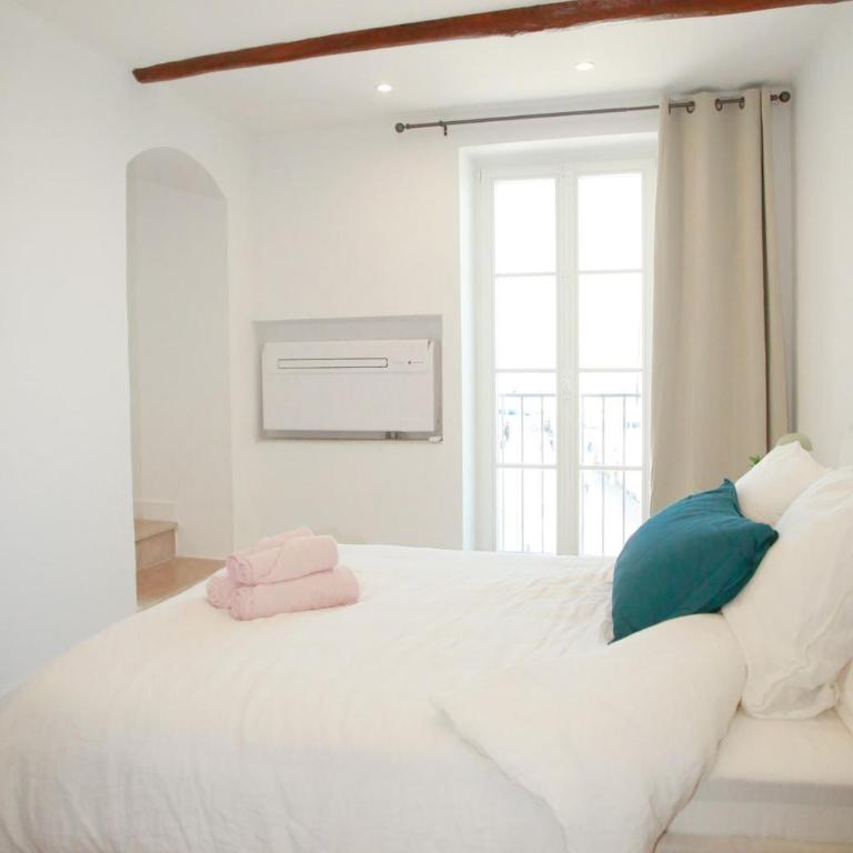 3BR on the Remparts of Antibes - Sea & Mountain View - Three-Bedroom Apartment - 13