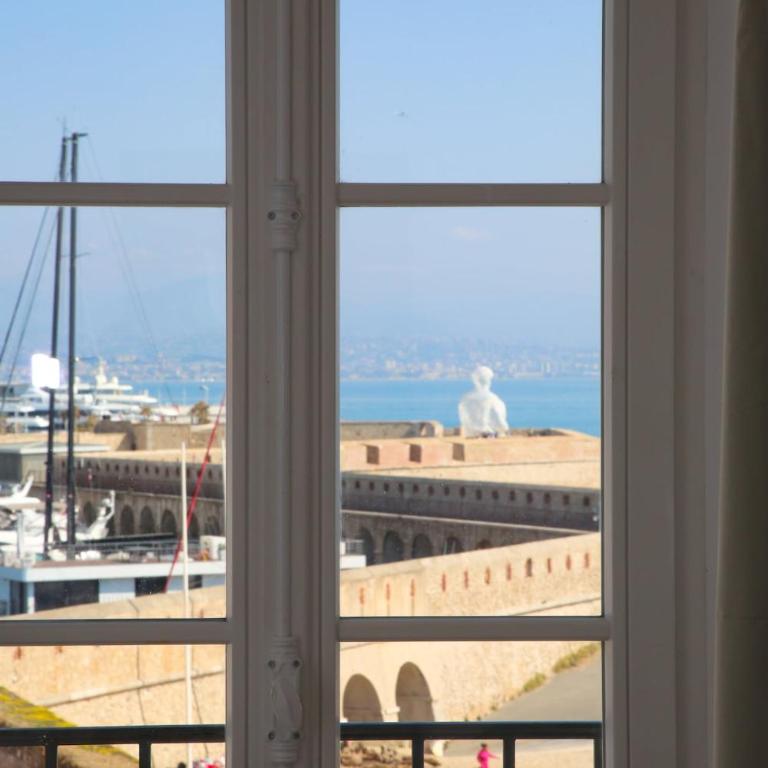 3BR on the Remparts of Antibes - Sea & Mountain View - Three-Bedroom Apartment - 14