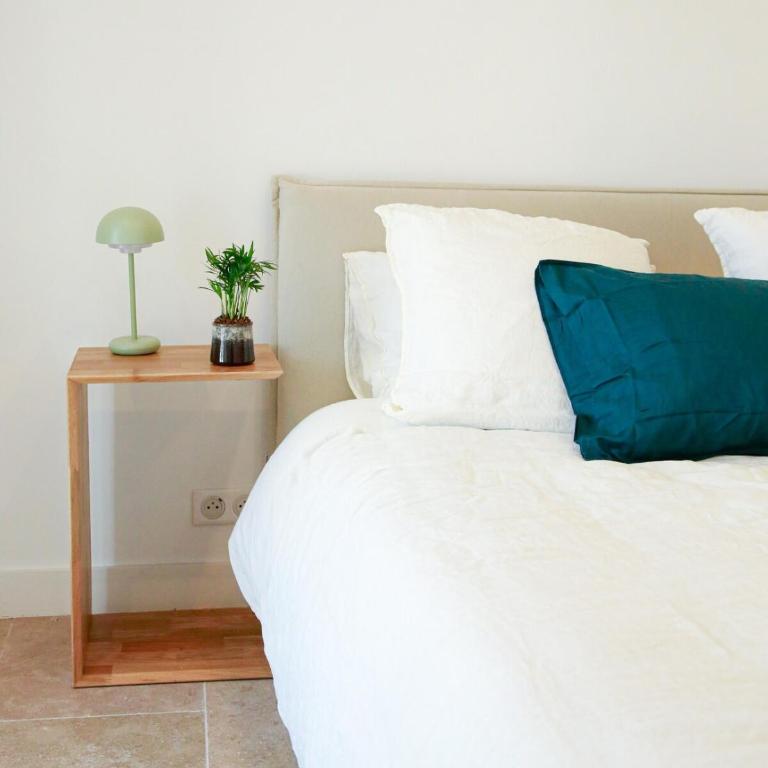 3BR on the Remparts of Antibes - Sea & Mountain View - Three-Bedroom Apartment - 17