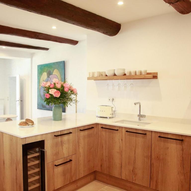 3BR on the Remparts of Antibes - Sea & Mountain View - Three-Bedroom Apartment - 20