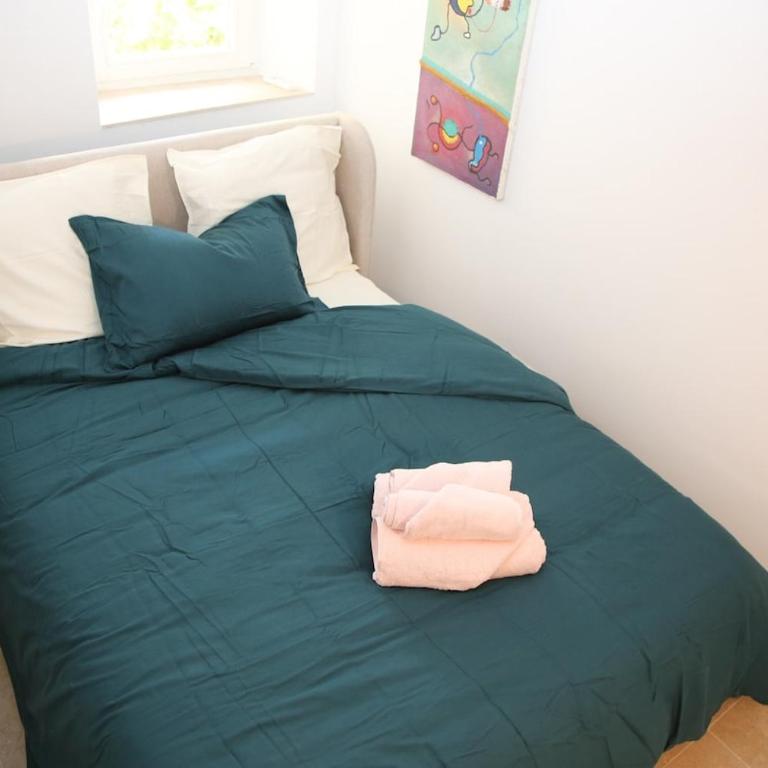 3BR on the Remparts of Antibes - Sea & Mountain View - Three-Bedroom Apartment - 24