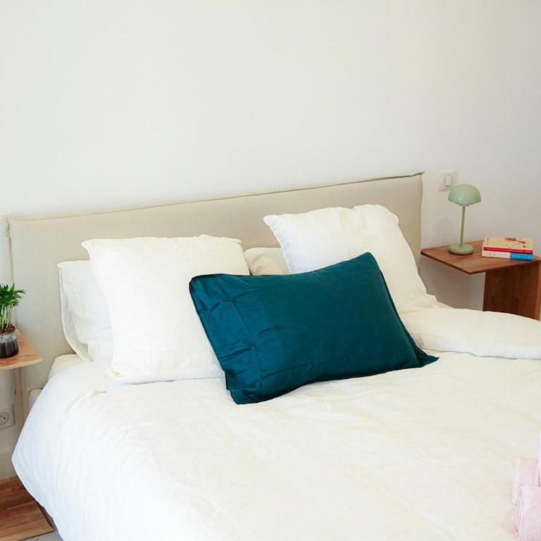 3BR on the Remparts of Antibes - Sea & Mountain View - Three-Bedroom Apartment - 33