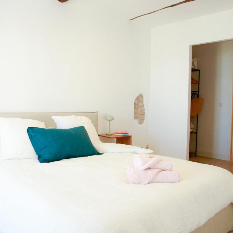 3BR on the Remparts of Antibes - Sea & Mountain View - Three-Bedroom Apartment - 37