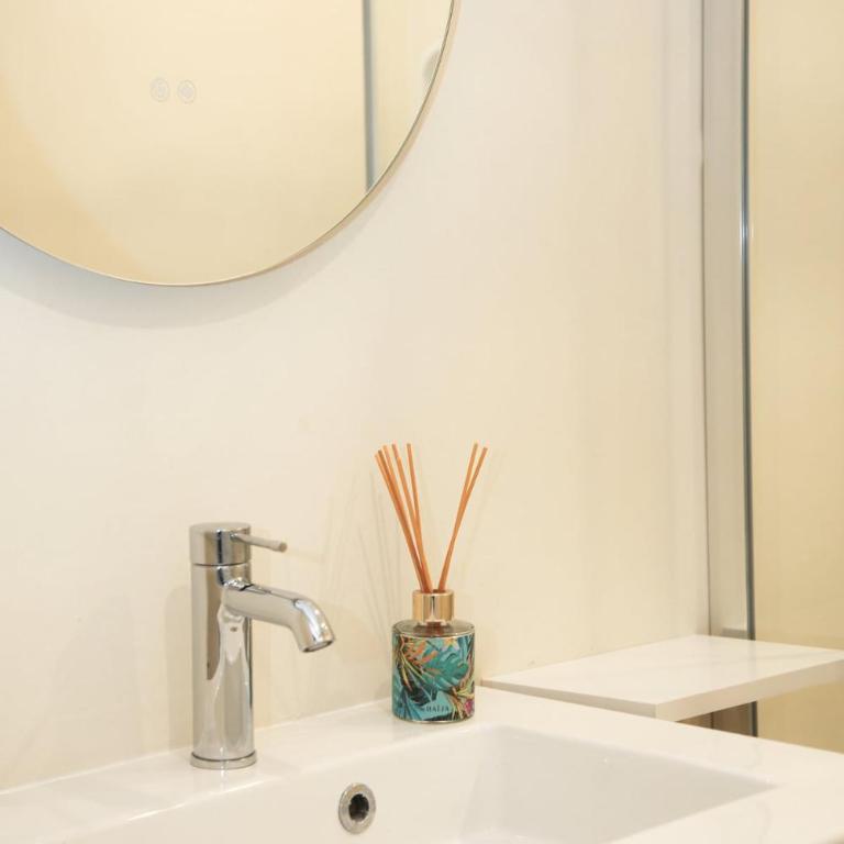 3BR on the Remparts of Antibes - Sea & Mountain View - Three-Bedroom Apartment - 38