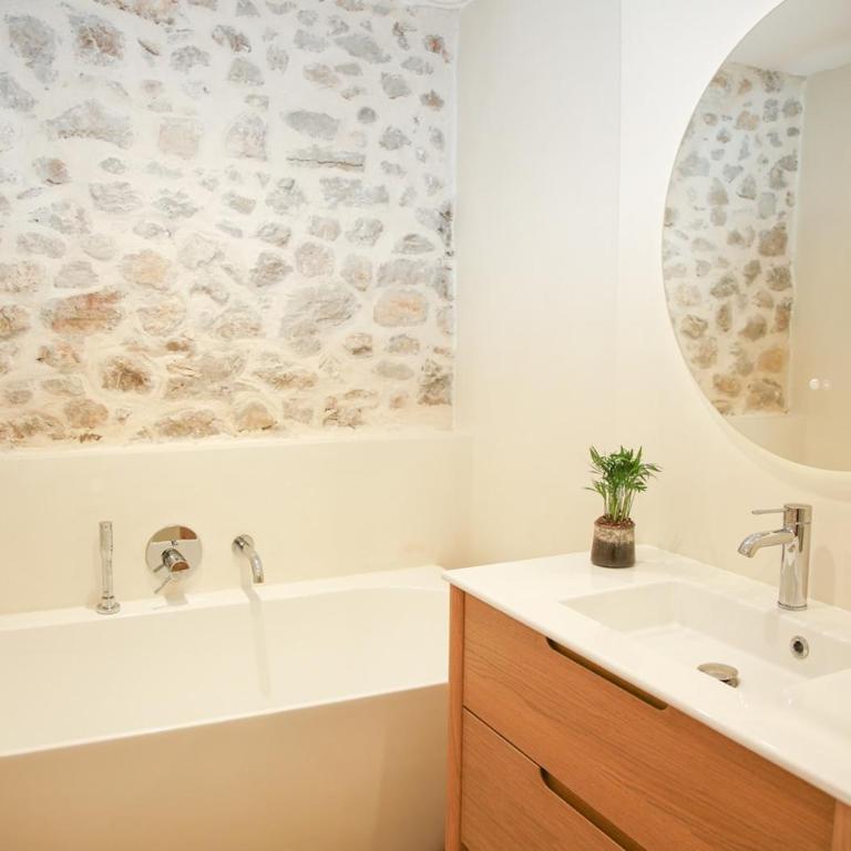 3BR on the Remparts of Antibes - Sea & Mountain View - Three-Bedroom Apartment - 45