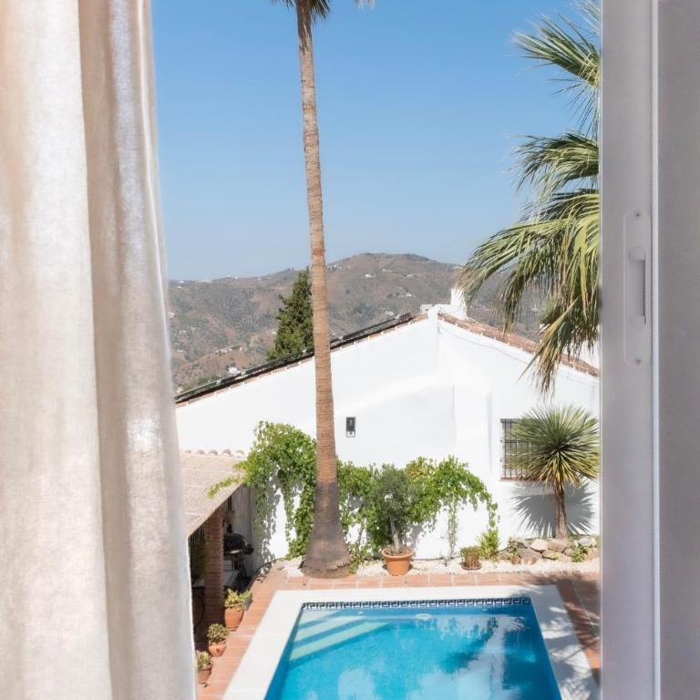 Casa Tragabalas - Habitación con cama extragrande y vistas a la piscina - 9