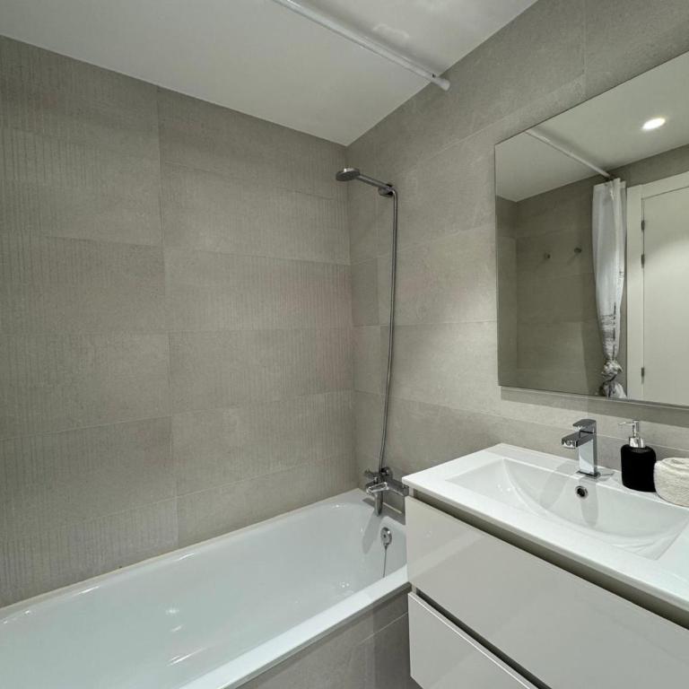 San Fermin Centro II - Three-Bedroom Apartment with View - 14