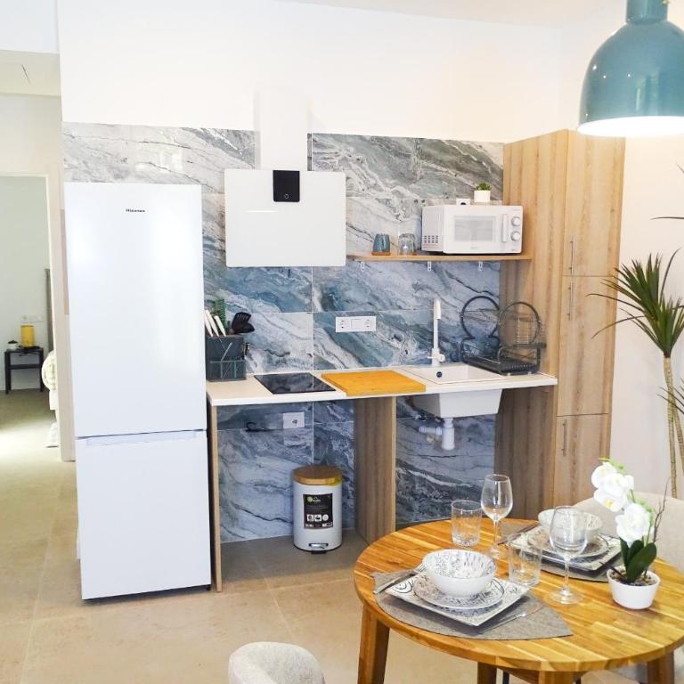 DM1 - Loft Valencia - One-Bedroom Loft Apartment with One Queen Bed - 9