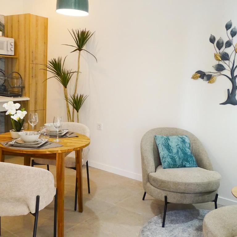 DM1 - Loft Valencia - One-Bedroom Loft Apartment with One Queen Bed - 37