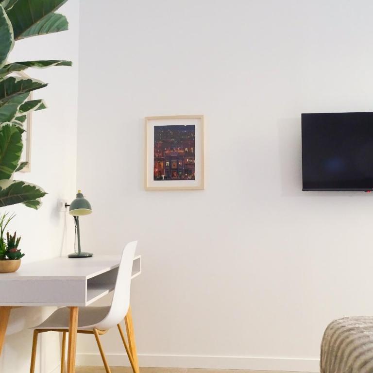 DM1 - Loft Valencia - One-Bedroom Loft Apartment with One Queen Bed - 16