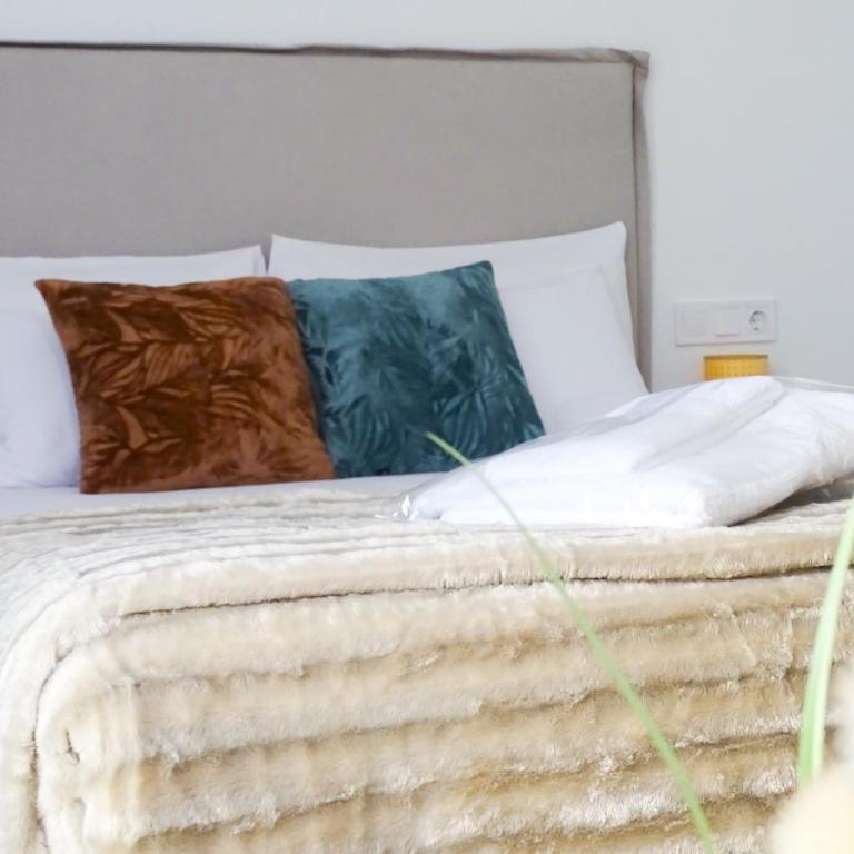 DM1 - Loft Valencia - One-Bedroom Loft Apartment with One Queen Bed - 5