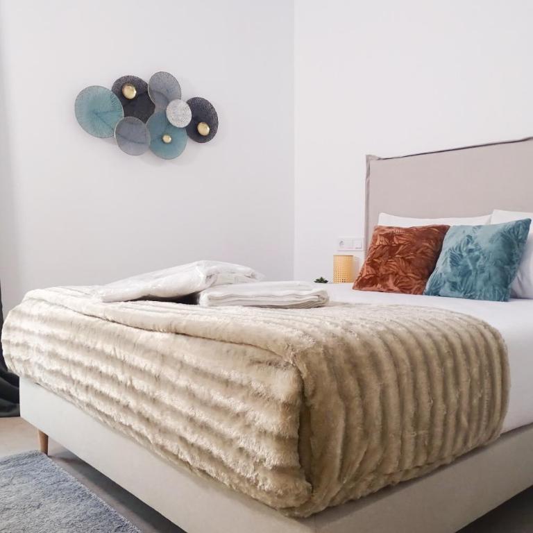 DM1 - Loft Valencia - One-Bedroom Loft Apartment with One Queen Bed - 1