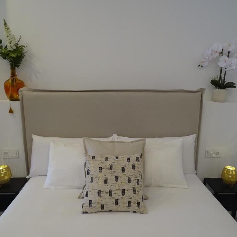 MDB 52A - Loft Valencia - One-Bedroom Loft Apartment with One Queen Bed - 25
