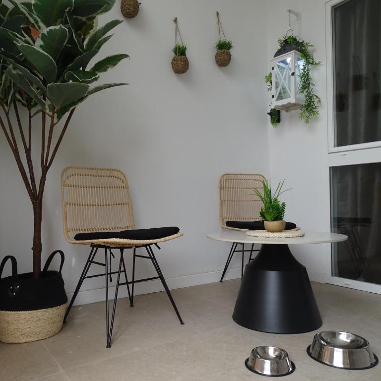 MDB 52A - Loft Valencia - One-Bedroom Loft Apartment with One Queen Bed - 36