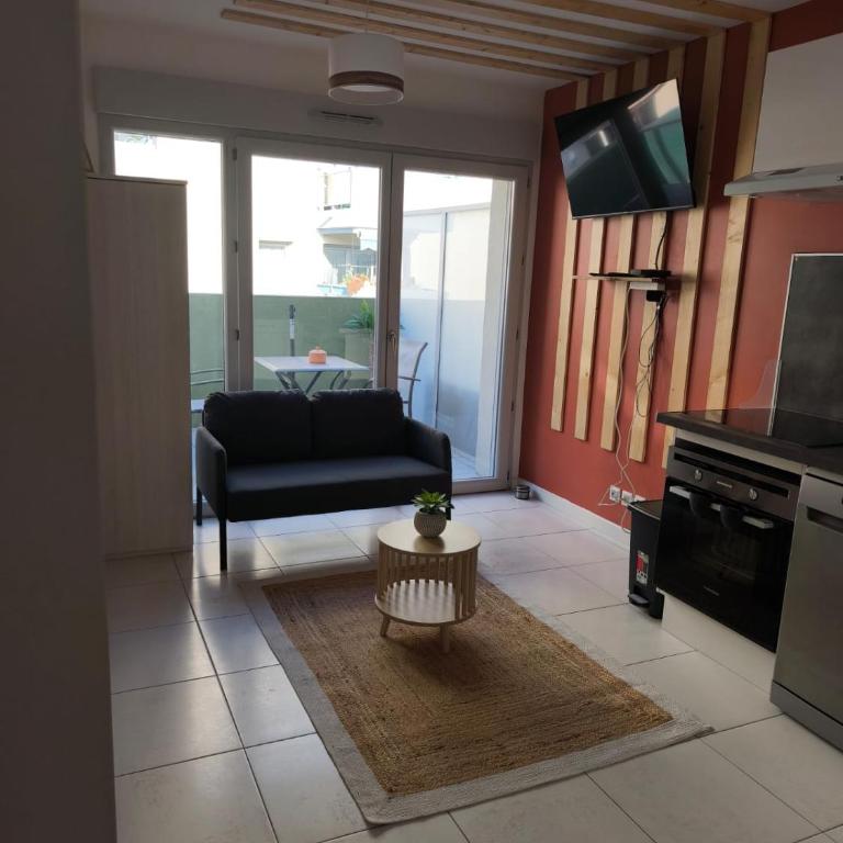 Studio calme et paisible, climatisé avec terrasse au dernier étage, 100m du tramway et 20 min de la promenade des anglais - Appartement 1 Chambre - 4