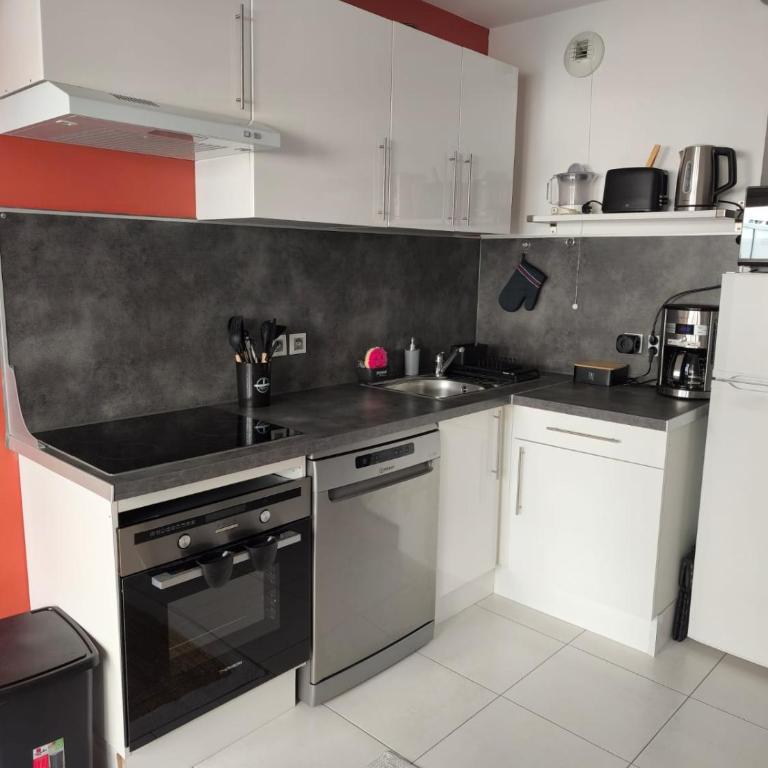 Studio calme et paisible, climatisé avec terrasse au dernier étage, 100m du tramway et 20 min de la promenade des anglais - Appartement 1 Chambre - 28