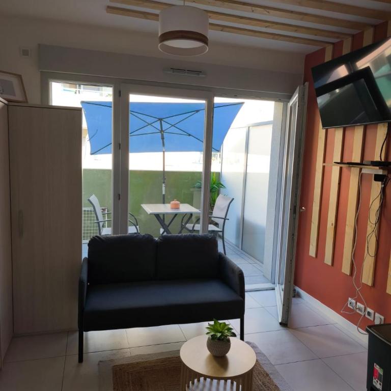Studio calme et paisible, climatisé avec terrasse au dernier étage, 100m du tramway et 20 min de la promenade des anglais - Appartement 1 Chambre - 25