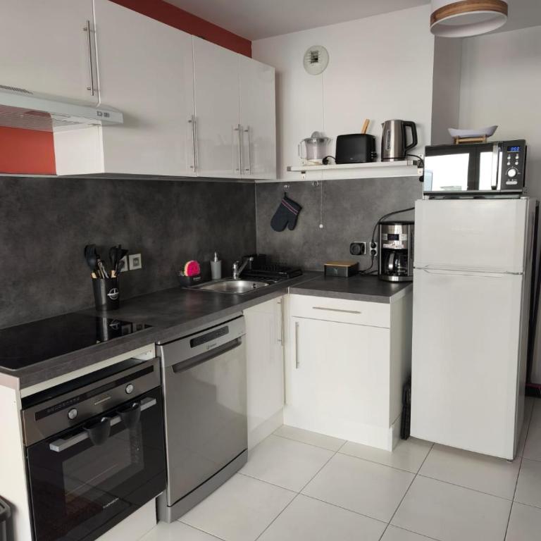 Studio calme et paisible, climatisé avec terrasse au dernier étage, 100m du tramway et 20 min de la promenade des anglais - Appartement 1 Chambre - 27