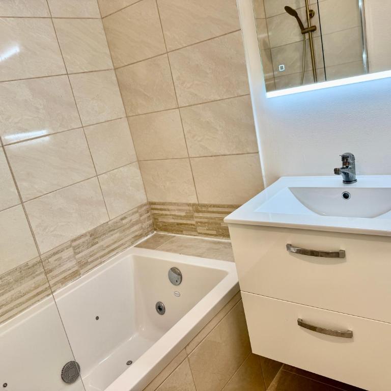 Temple Luxe- by GC - Balnéo - Jardin- Wifi - Parking privé securisé - Appartement - Vue sur Jardin - 18