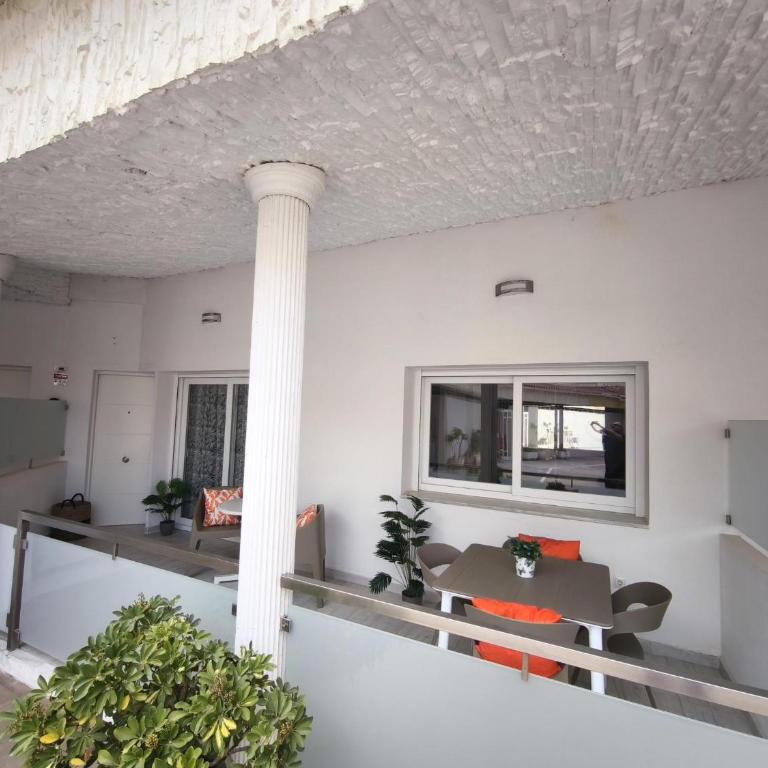 Benalmadena Piso Puerto Marina con 2 habitaciones terraza grande Wifi y AC - Apartment - 2