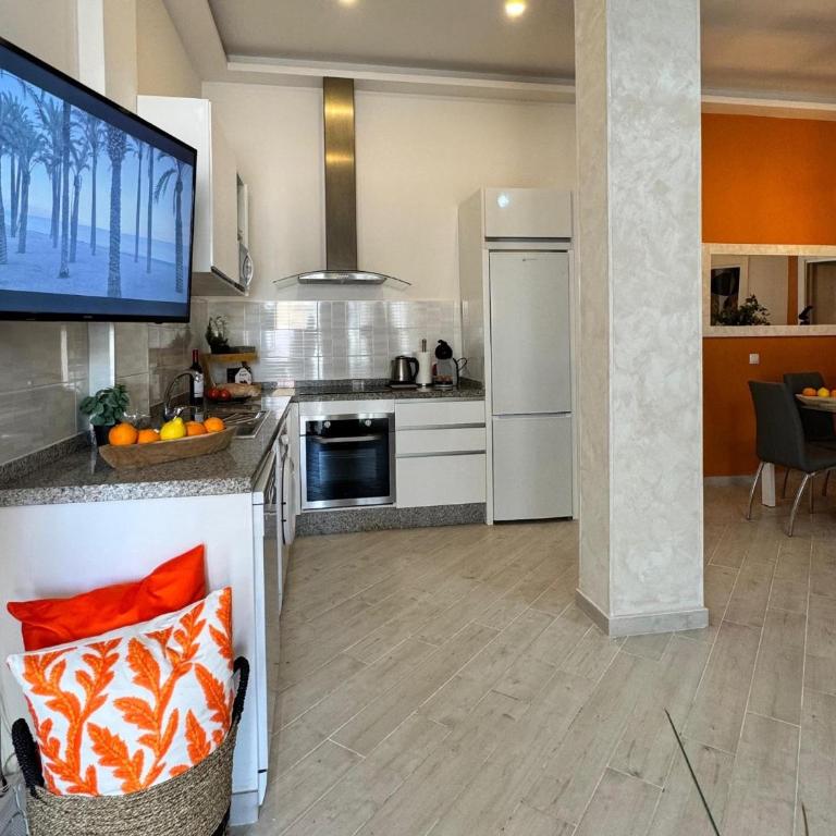 Benalmadena Piso Puerto Marina con 2 habitaciones terraza grande Wifi y AC - Apartment - 3
