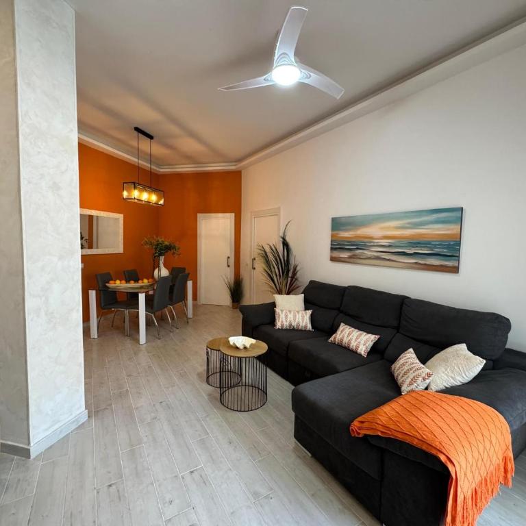 Benalmadena Piso Puerto Marina con 2 habitaciones terraza grande Wifi y AC - Apartment - 4