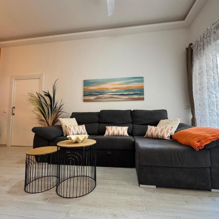 Benalmadena Piso Puerto Marina con 2 habitaciones terraza grande Wifi y AC - Apartment - 6