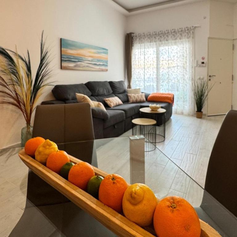Benalmadena Piso Puerto Marina con 2 habitaciones terraza grande Wifi y AC - Apartment - 7
