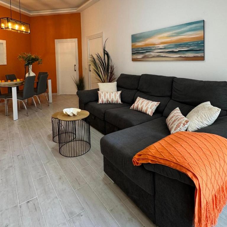 Benalmadena Piso Puerto Marina con 2 habitaciones terraza grande Wifi y AC - Apartment - 25