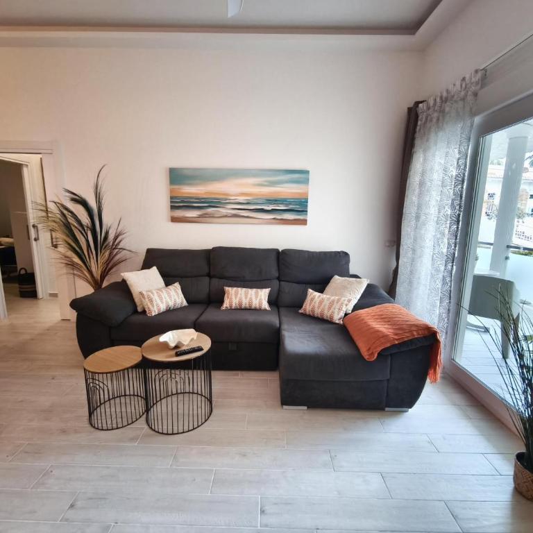 Benalmadena Piso Puerto Marina con 2 habitaciones terraza grande Wifi y AC - Apartment - 27