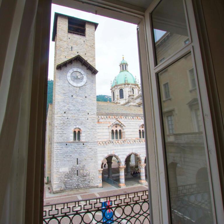 Duomo Amazing Downtown Como Centre - Appartamento con 2 Camere da Letto e Balcone - 21