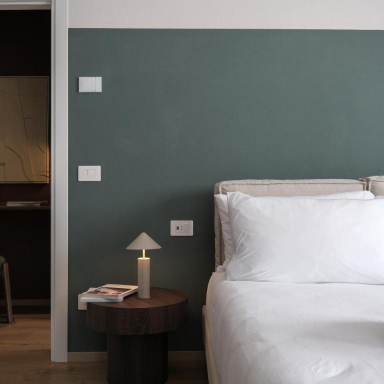 Prestige Main Apartment - Just 30 Seconds Walk to Bernina Express - Two-Bedroom Apartment with Mountain View - 10