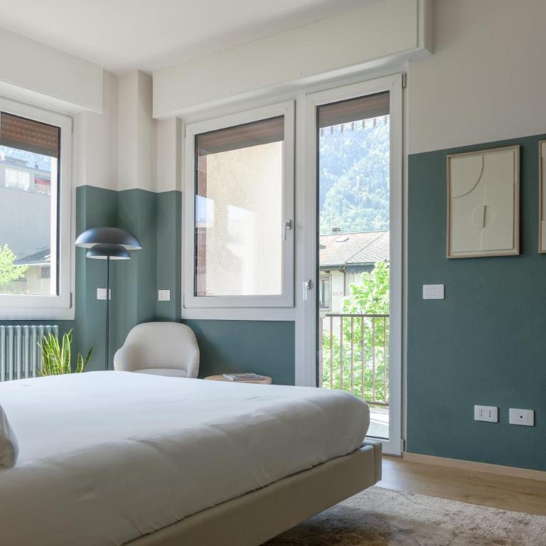 Prestige Main Apartment - Just 30 Seconds Walk to Bernina Express - Two-Bedroom Apartment with Mountain View - 4