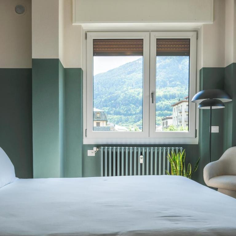 Prestige Main Apartment - Just 30 Seconds Walk to Bernina Express - Two-Bedroom Apartment with Mountain View - 12