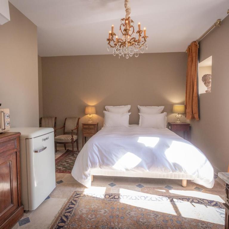 Le Château du Sollier - Charme calme et confort climatisation à 5mn du peage de Bourges à la campagne - stationnement privé - Chambre Double - Vue sur Jardin - 2