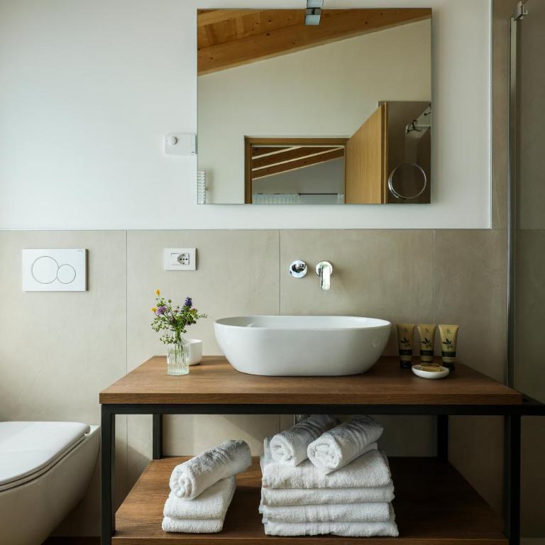 Podere Sabaina, Private Villa mit beheiztem Pool, Seeblick und 3 Wohneinheiten zur Alleinnutzung - Villa con Piscina Privata - 75